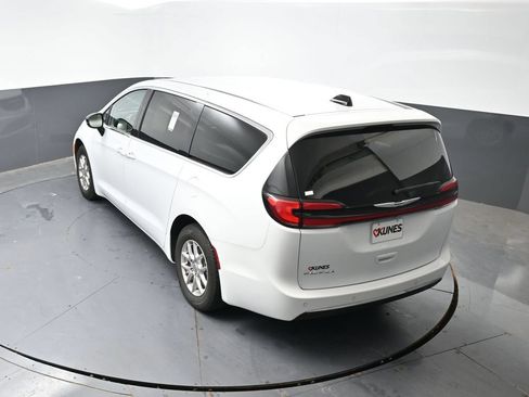Used 2024 Chrysler Pacifica Touring-L FWD image 45