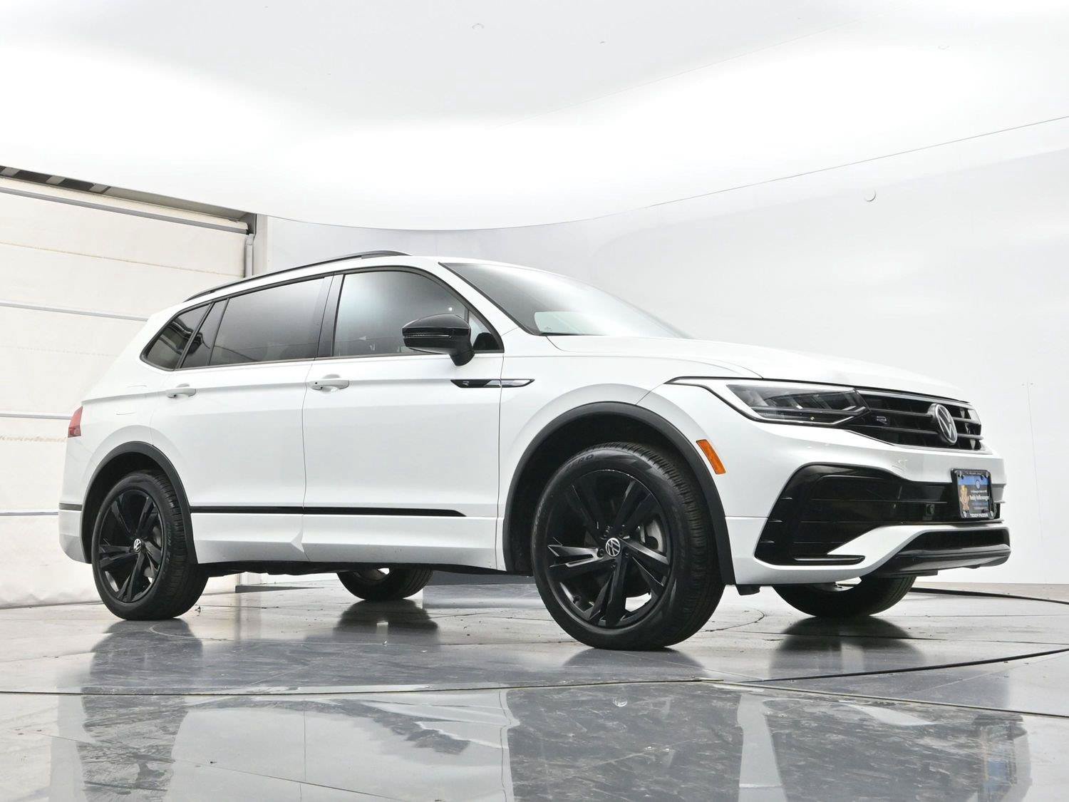 Certified 2024 Volkswagen Tiguan SE R-Line AWD/4WD image 30