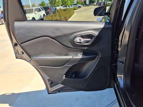 Used 2017 Jeep Cherokee Latitude FWD image 20