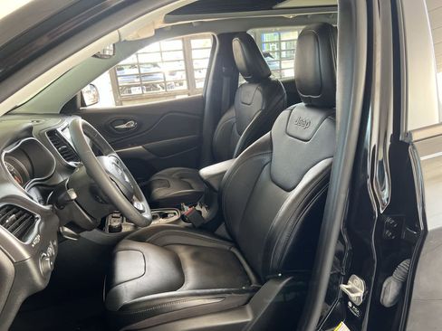 Used 2022 Jeep Cherokee Limited image 10