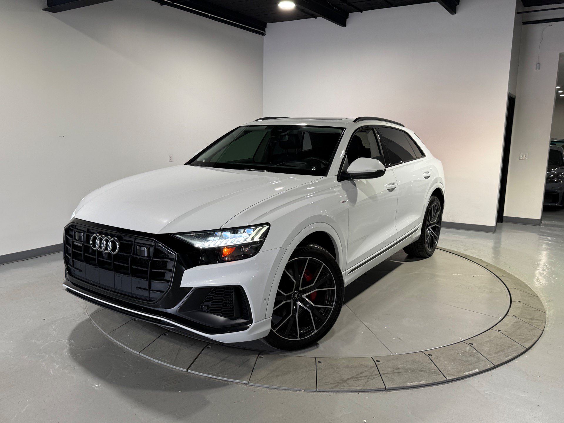 Used 2019 Audi Q8 Prestige w/ Luxury Package AWD/4WD image 4