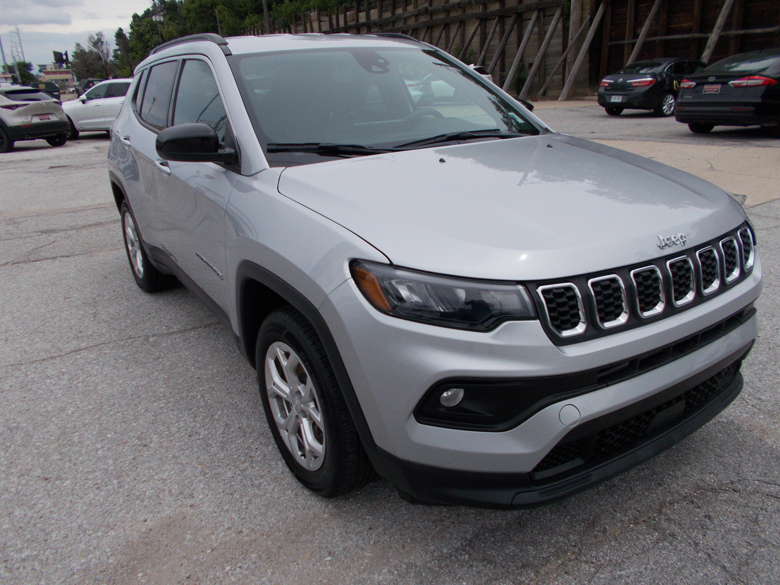 Used 2024 Jeep Compass Latitude AWD/4WD image 3