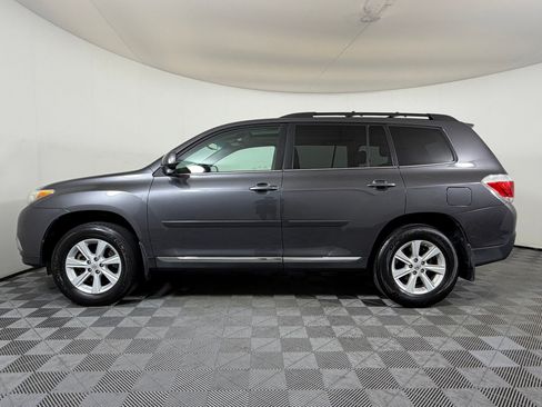 Used 2013 Toyota Highlander SE FWD image 2