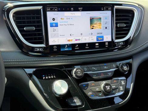 New 2026 Chrysler Pacifica Select AWD/4WD image 21