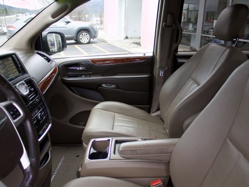 Used 2015 Chrysler Town & Country Touring image 12