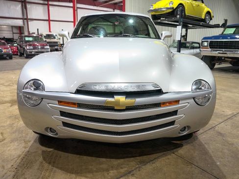 Used 2004 Chevrolet SSR w/ Preferred Equipment Group RWD image 9