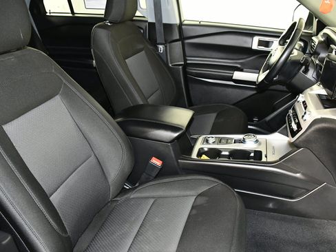 Used 2023 Ford Explorer XLT AWD/4WD image 41