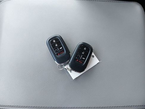 Used 2025 Honda Pilot EX-L image 10