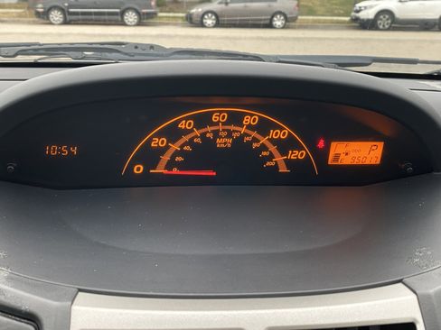 Used 2009 Toyota Yaris 4-Door Hatchback image 11