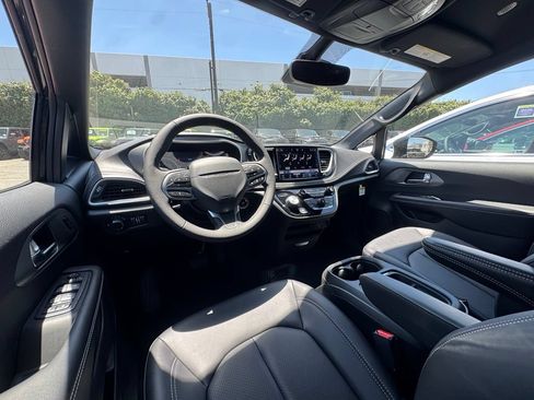 New 2027 Chrysler Pacifica Select FWD image 30