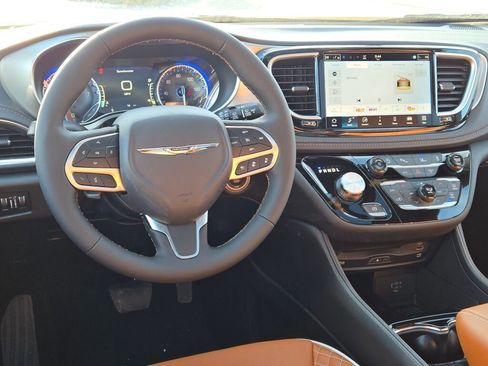 New 2026 Chrysler Pacifica Pinnacle AWD/4WD image 2
