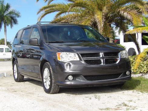 Used 2019 Dodge Grand Caravan SXT image 10