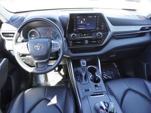 Used 2022 Toyota Highlander XLE image 2