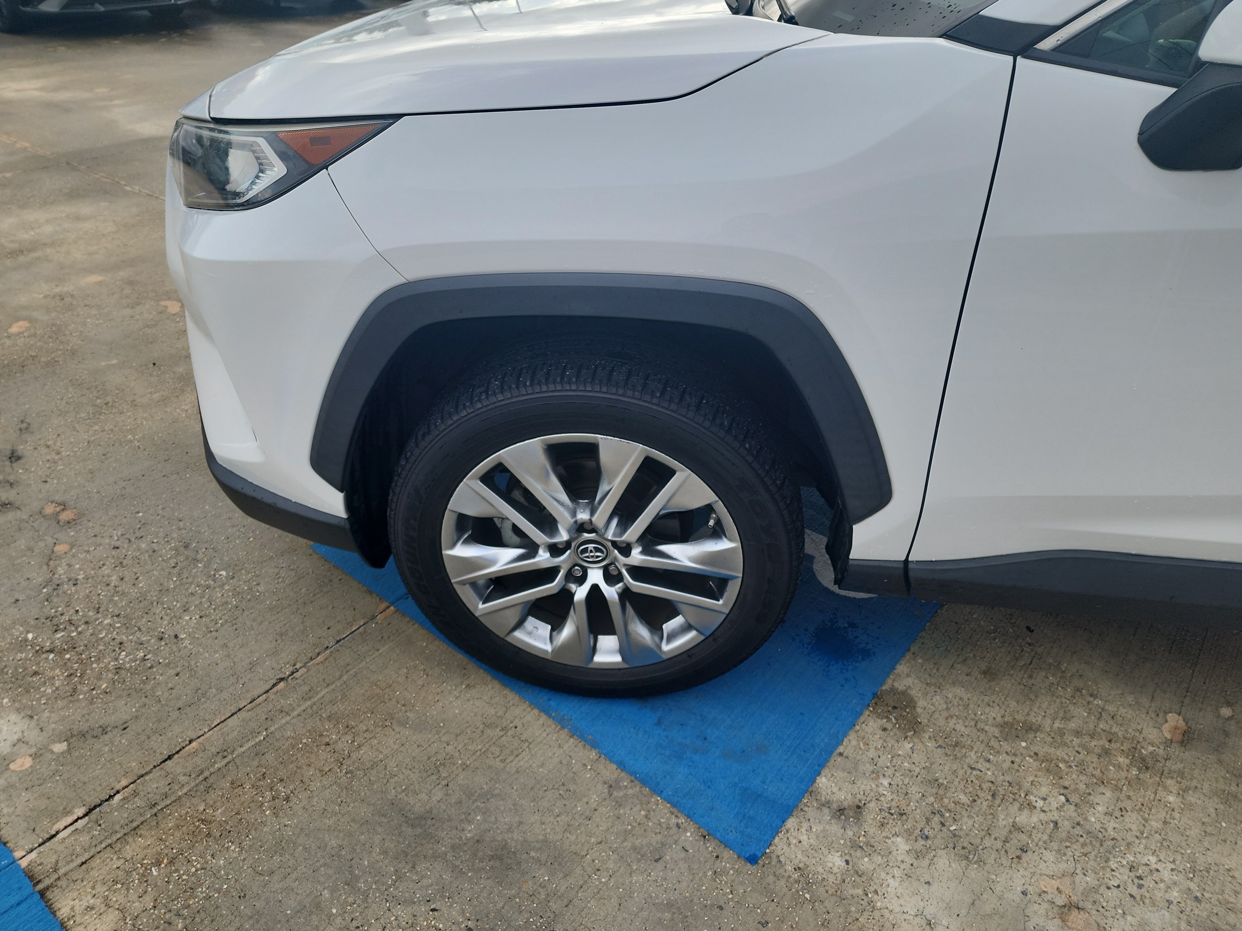 Used 2019 Toyota RAV4 XLE Premium FWD image 12