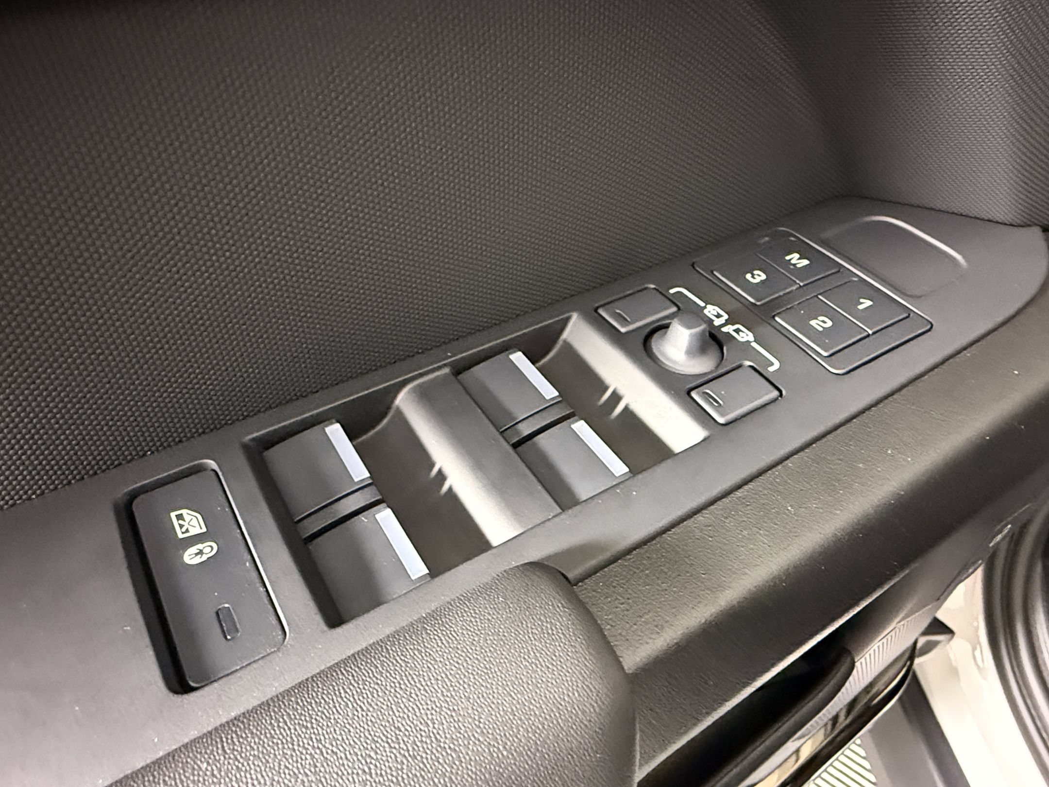 New 2026 Land Rover Defender 110 OCTA AWD/4WD image 14