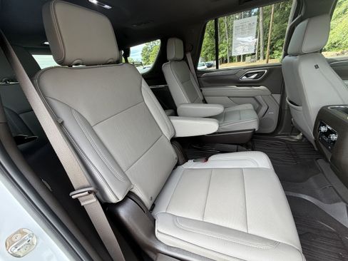 Used 2024 GMC Yukon SLT w/ SLT Luxury Package RWD image 18