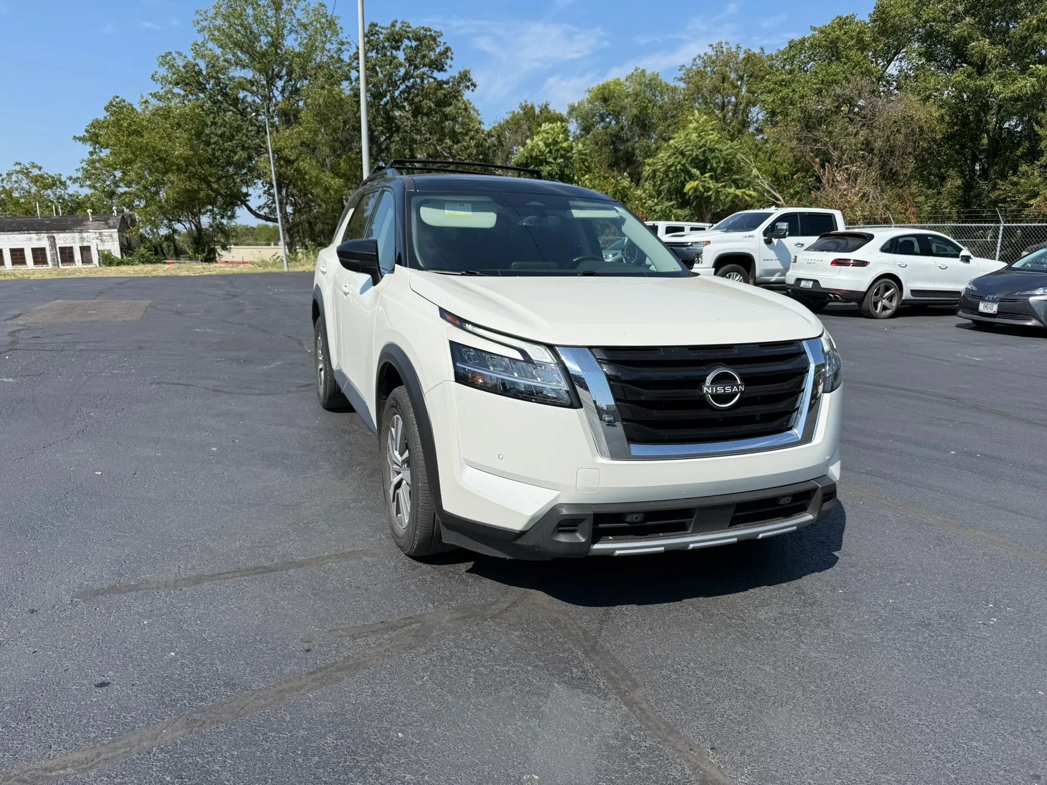 Used 2023 Nissan Pathfinder SL AWD/4WD image 1