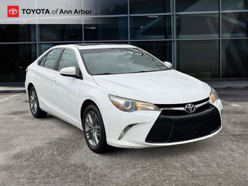 Used 2017 Toyota Camry SE image 1