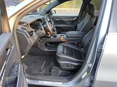 Used 2025 GMC Acadia Denali FWD image 4