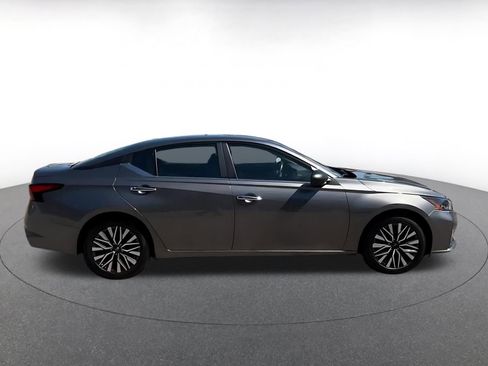 Used 2025 Nissan Altima 2.5 SV FWD image 16