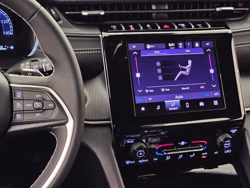 New 2026 Jeep Grand Cherokee L Laredo image 17