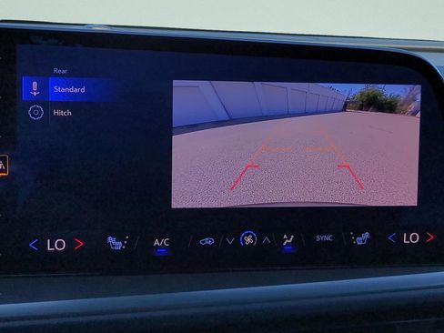 Used 2025 Chevrolet Traverse LT image 22