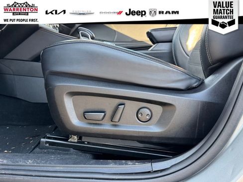 Used 2024 Mitsubishi Outlander SE image 17