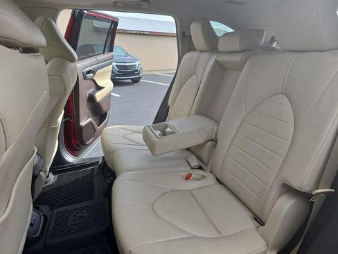 Used 2020 Toyota Highlander XLE AWD/4WD image 16