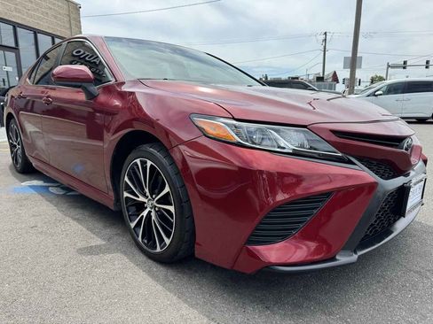 Used 2018 Toyota Camry SE w/ Moonroof Package FWD image 3