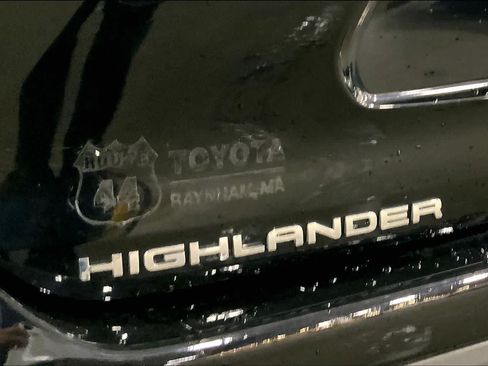 Used 2023 Toyota Highlander XLE AWD/4WD image 31