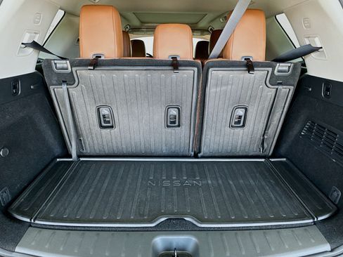 Used 2023 Nissan Pathfinder Platinum w/ Black Appearance Package FWD image 19
