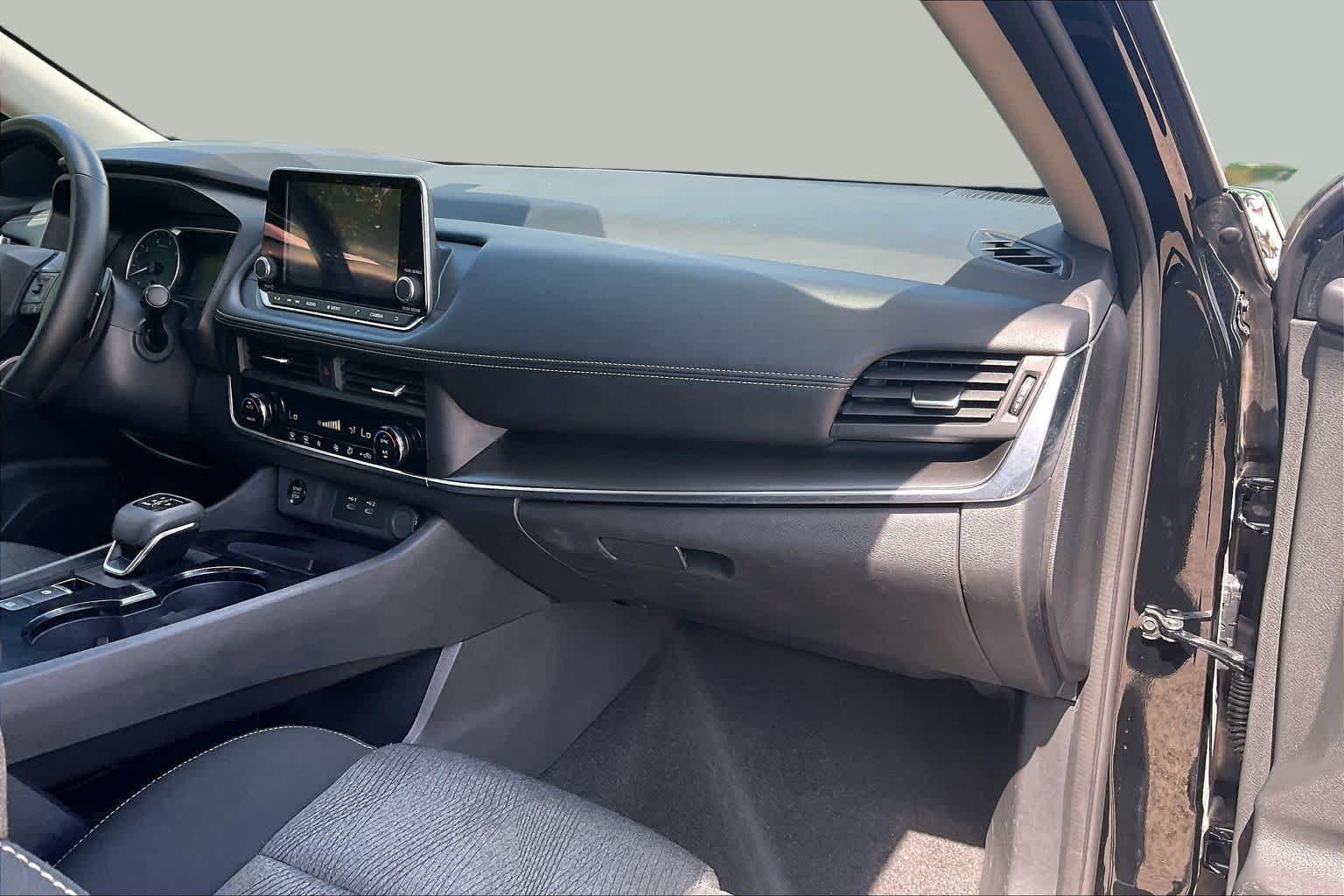 Used 2025 Nissan Rogue SV FWD image 18