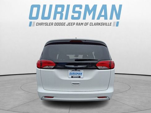 Used 2023 Chrysler Voyager LX image 5