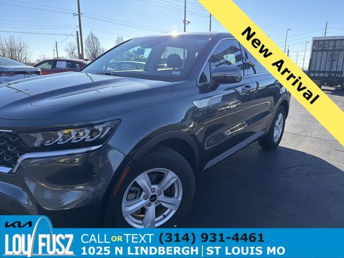Used 2023 Kia Sorento LX image 1