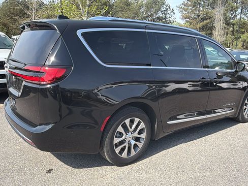 Used 2025 Chrysler Pacifica Pinnacle FWD image 8