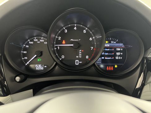 Certified 2023 Porsche Macan Turbo AWD/4WD image 18