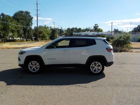 Used 2024 Jeep Compass Latitude image 8