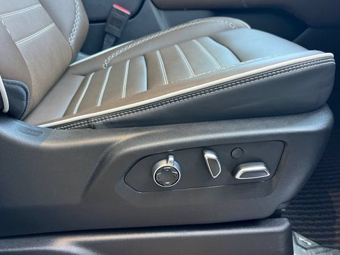 Used 2025 GMC Yukon Denali Ultimate AWD/4WD image 23