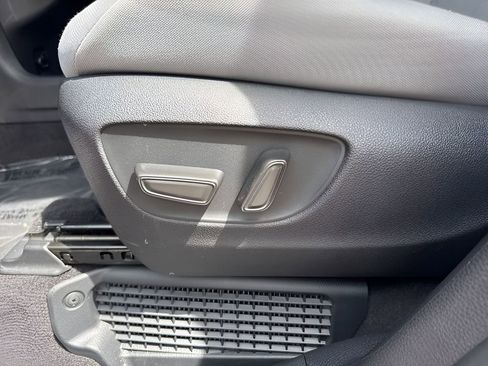 Used 2025 Toyota Sienna LE FWD image 10