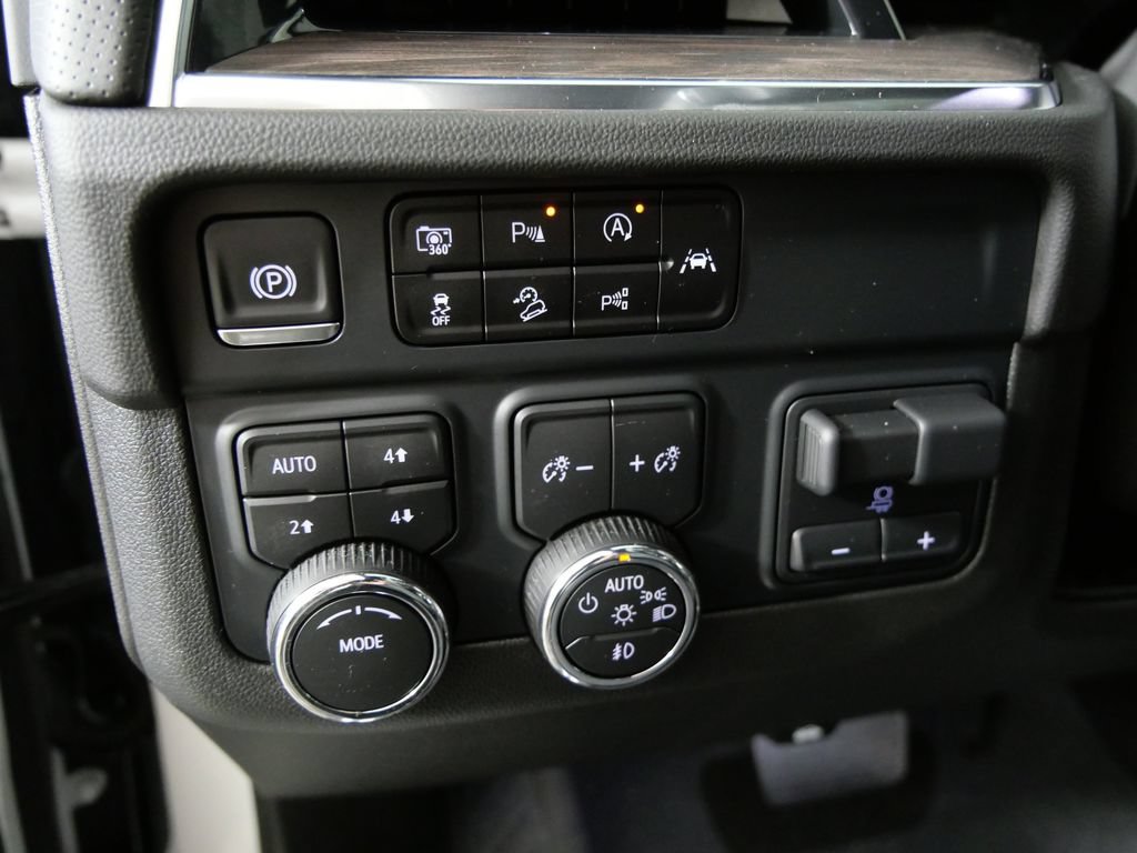 Used 2025 Chevrolet Suburban Premier w/ Sun And Tow Package AWD/4WD image 18