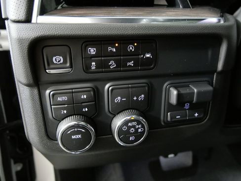 Used 2025 Chevrolet Suburban Premier w/ Sun And Tow Package AWD/4WD image 18