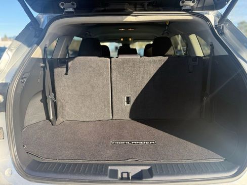 Used 2024 Toyota Highlander LE image 11