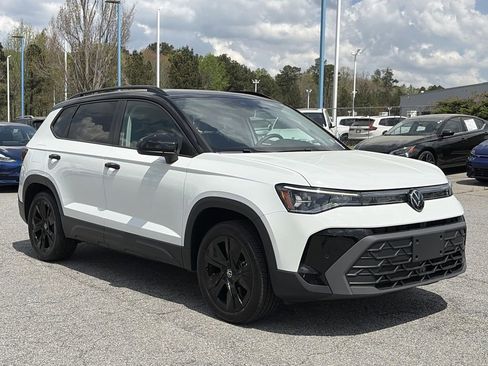 Certified 2025 Volkswagen Taos SE FWD image 28