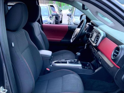 Used 2016 Toyota Tacoma SR5 w/ SR5 Appearance Package (SN) image 8