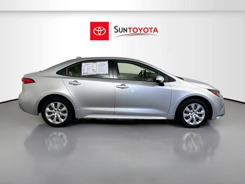 Used 2022 Toyota Corolla LE FWD image 2