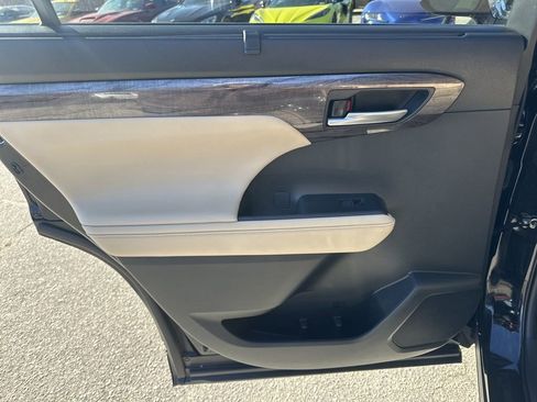 Used 2023 Toyota Highlander Limited image 30