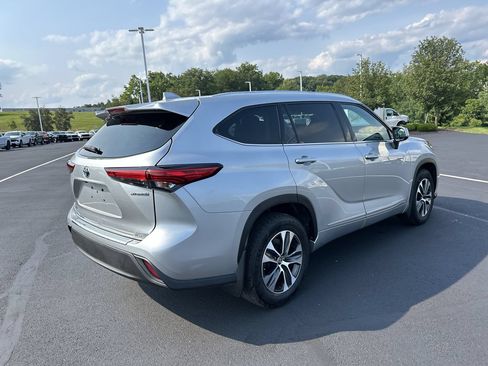 Used 2021 Toyota Highlander XLE w/ Protection Package #3 (TMS) AWD/4WD image 7