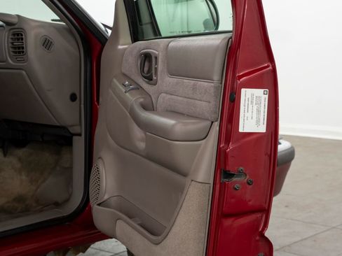Used 2002 Chevrolet S10 Pickup LS w/ LS Preferred Equipment Group AWD/4WD image 15