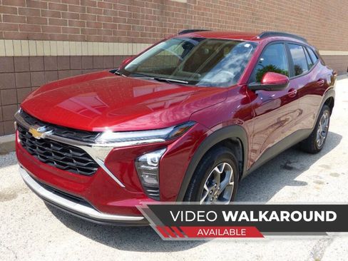 Used 2025 Chevrolet Trax LT w/ LT Convenience Package FWD image 1