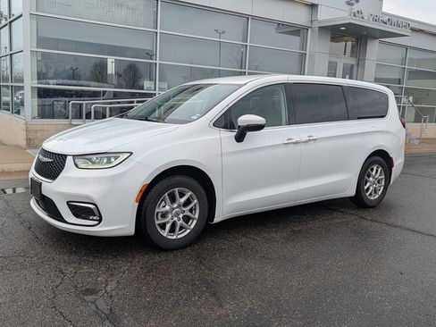 Used 2023 Chrysler Pacifica Touring-L image 1